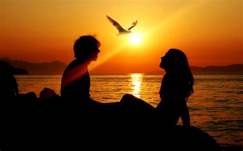 man en vrouw en ondergaande zon achtergronden