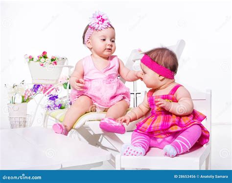 de meisjes van de baby  mooie kleding stock foto afbeelding bestaande uit doos stoel