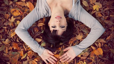 Brunette Leaves Autumn Wallpaper Hd Girls 4k Wallpapers Images