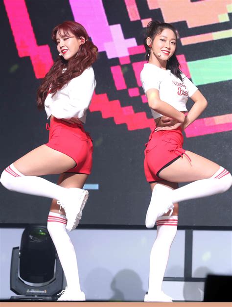 Seolhyun And Heyjeong Aoa Bingle Bangle 이미지 포함 여성 연예인 모델