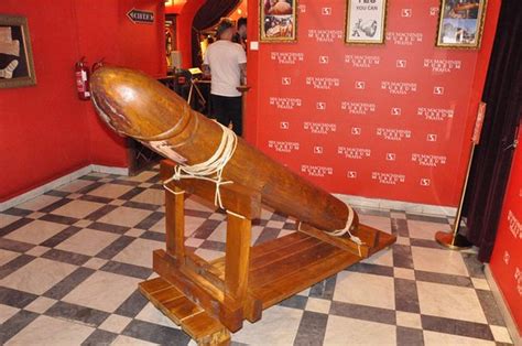 פשוט פסל ענק picture of sex machines museum prague
