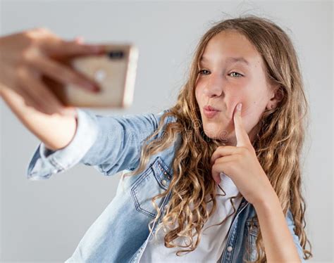 tiener gelukkige vrouw die selfie maken stock foto