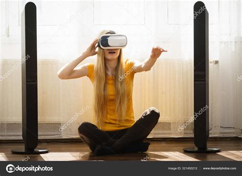 Девушка в очках виртуальной реальности дома — Стоковое