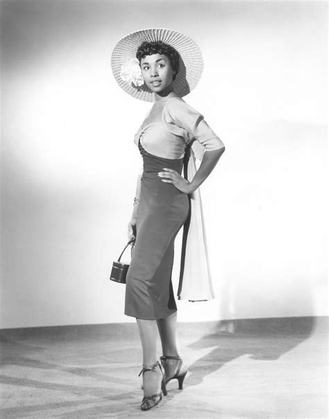 photo   woman   dress  hat   purse   shoulder