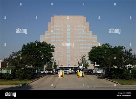 cleveland clinic crile building parking lot stock photo alamy