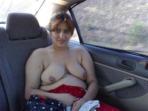 sexy aunty chalti hui car me nude hui indian sex pics