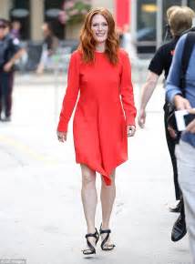 julianne moore shows while blondes have more fun redheads can better
