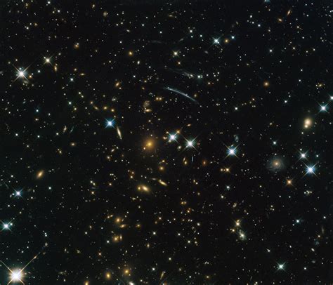 hubble snaps beautiful image  giant galaxy cluster sci newscom