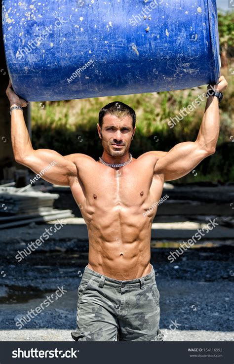 Hot Shirtless Muscular Construction Worker Carrying库存照片154116992