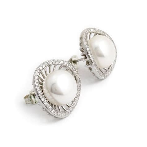 zeer chique parel oorbellen met grote zoetwaterparels op zilveren stekers de witte parels zijn