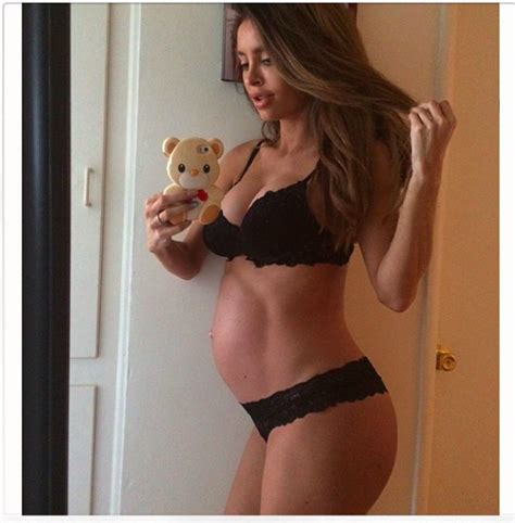 six pack model mom posts 1st pic since giving birth looks