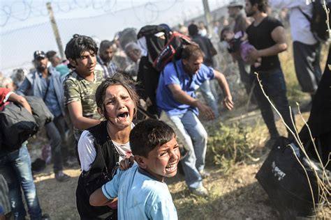 dramatic scenes as syrians fleeing fighting between kurds and isis escape into turkey through