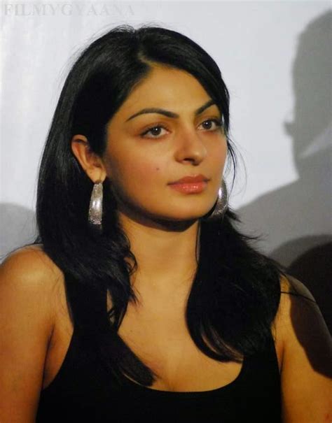neeru bajwa hot cleavage pictures bollyimage download