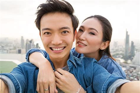 «happy Asian Couple Taking A Selfie On A Rooftop Del Colaborador De