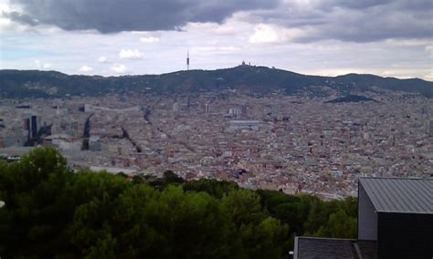 uitzicht op barcelona vanaf het kasteel op de heuvel montjuich foto tonny op reis