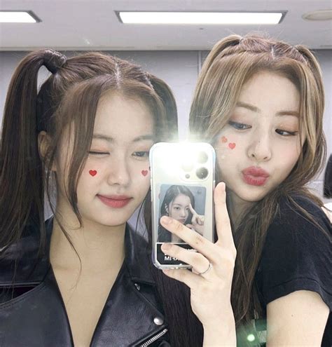 le sserafim yunjin  garam matching icons pfp aesthetic kpop gg mirror selca selfie