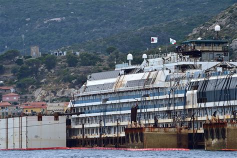 Costa Concordia 20 Powerful Photos Of The Cruise Ship