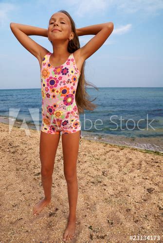 preteen girl on sea beach stockfotos und lizenzfreie