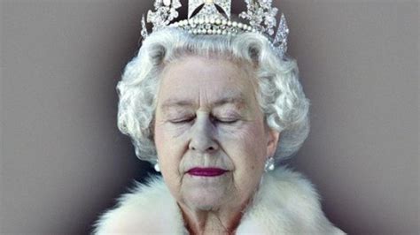 Retratos De Una Monarca Hermética Y Mediática En El 60º Aniversario De