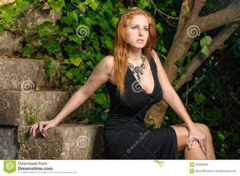 jolie femme assise sur les escaliers photo stock image du beau long 44353848