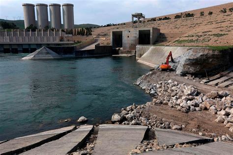 iraq mosul offensive  isis   dam threatens city time