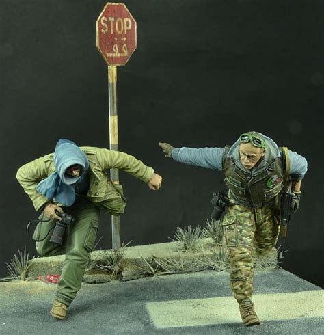 scale modern war battle soldiers  reporters run miniatures