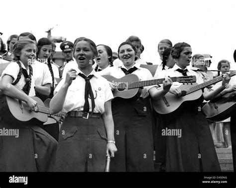 Lega Delle Ragazze Tedesche Cantando In Berlino 1936 Foto Stock Alamy