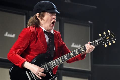 angus young  suffers  stage fright