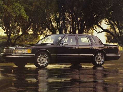 lincoln town car pictures  carsdirect