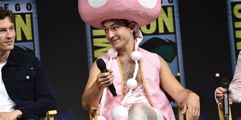 this ezra miller cosplay was the toast of this year s comic con
