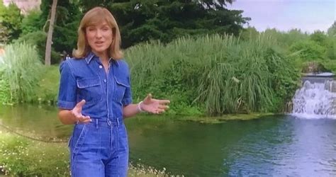 bbc antiques roadshow fans distracted as fiona bruce dons denim