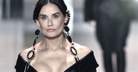 La quarantena ha riunito la famiglia willis/moore che hanno deciso di passare . Parigi Haute Couture, Demi Moore apre la sfilata di Fendi | Radio Deejay