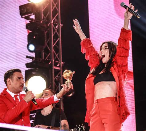 Elettra Lamborghini va fuori di seno: gli Mtv Awards si