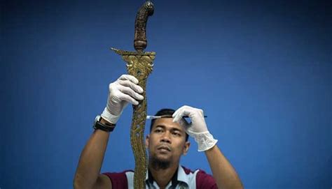 `hanya Bisa Disentuh Laki Laki` Pedang Indonesia Dipamerkan Di