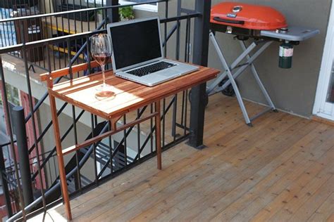 balkon ideen klapptisch gelaender holz laptop weinglas balcony