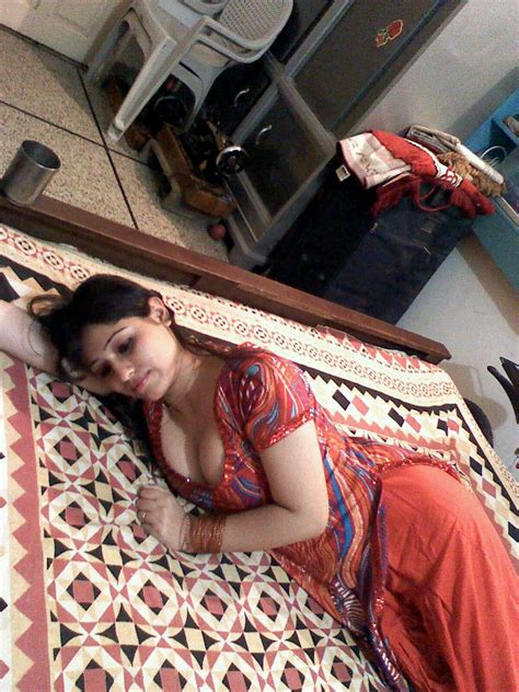 beautiful real life hot indian bhabhi sexy desi aunty cleavage
