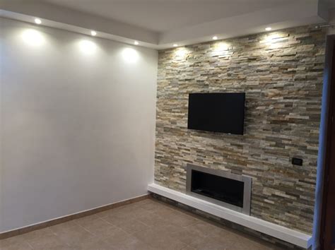 Staffa tv per pareti in cartongesso per tv, schermi touch max. Foto: Parete In Pietra Mista con Illuminazione a Led su Strutture In