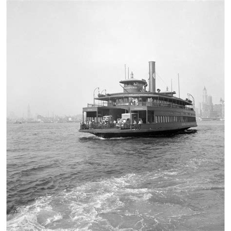 nyc ferry  nthe ferry cranford   east river   york