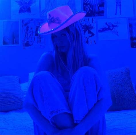 Follow Brookehalaby In 2020 Blue Aesthetic Poses Photo