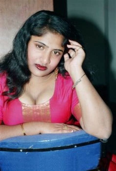 hottest aunty tamil aunty showing cleavage
