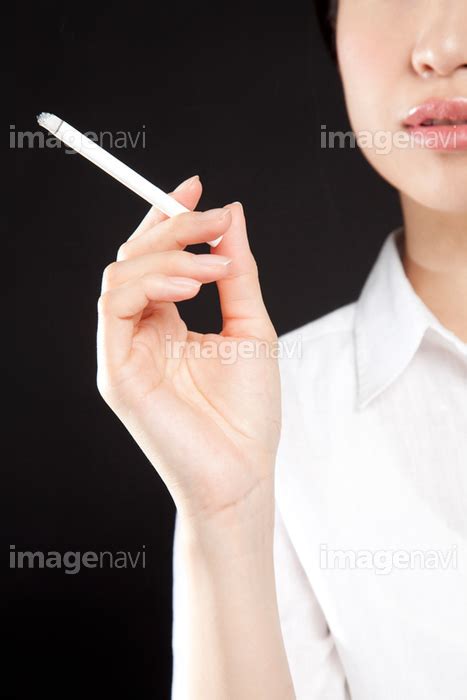 【タバコを吸う女性】の画像素材 13951616 写真素材ならイメージナビ