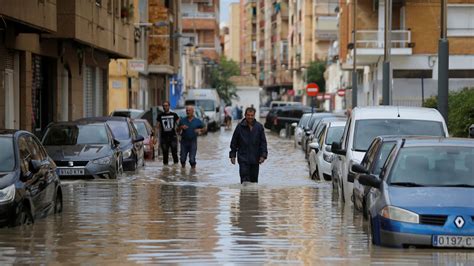 spain floods    dead  thousands evacuated  torrential