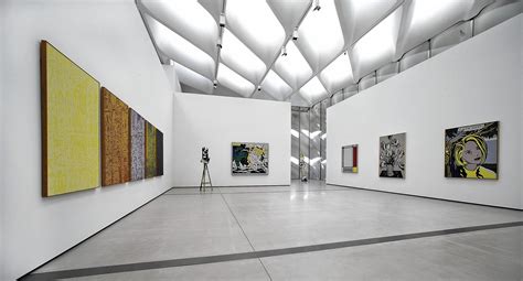early    broad museum reveals  show  doesnt  gel