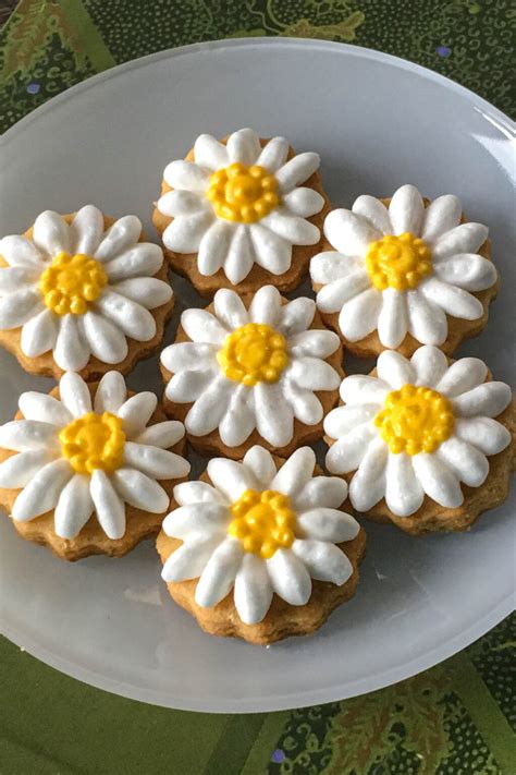 daisy cookies pretty flower cookies  royal icing decorated treats