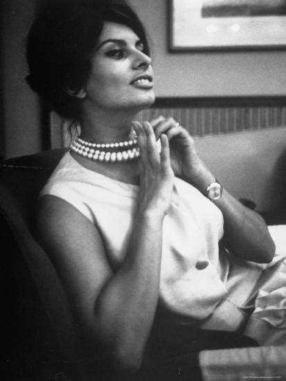 Actress Sophia Loren Fingering Her Pearl Necklace Premium