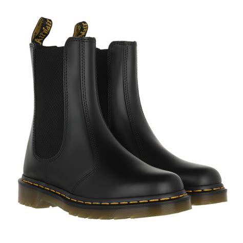 dr martens   black smooth black smooth chelsea boot fashionette