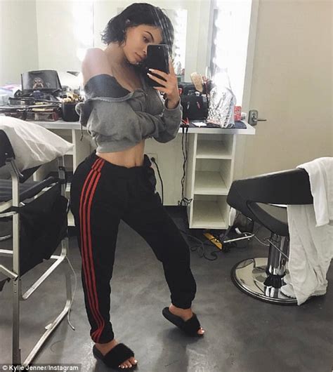 Kylie Jenner Flaunts Taut Tummy In Athletic Wear Daily Mail Online