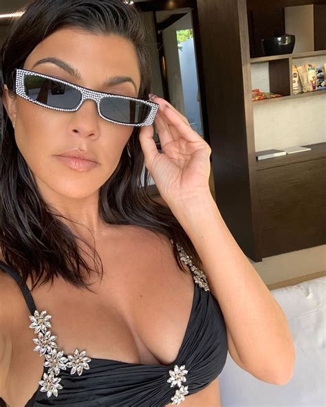 kourtney kardashian hot selfie great boobs and deep
