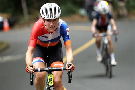 annemiek van vleuten dutch cyclist wipes   olympic race  hollywood gossip