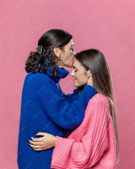 Free Photo Side View Mom Kissing Daughter